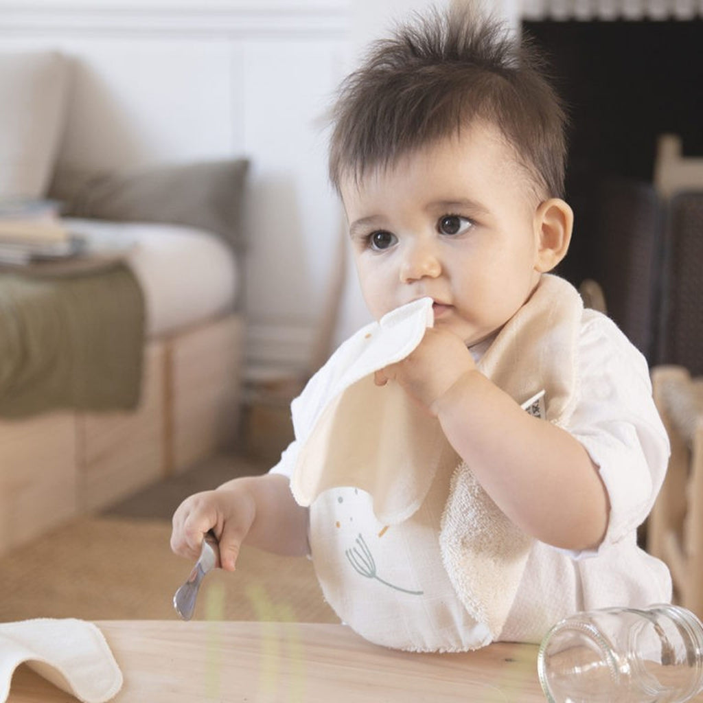 bébé frotte sa bouche avec une lingette